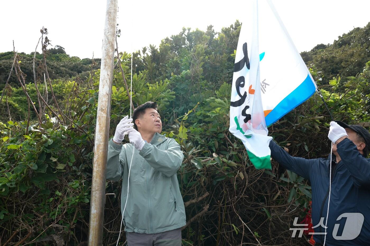 사수도에서 제주도기 게양하는 오영훈 제주지사&#40;제주도 제공. 재판매 및 DB금지&#41;/뉴스1