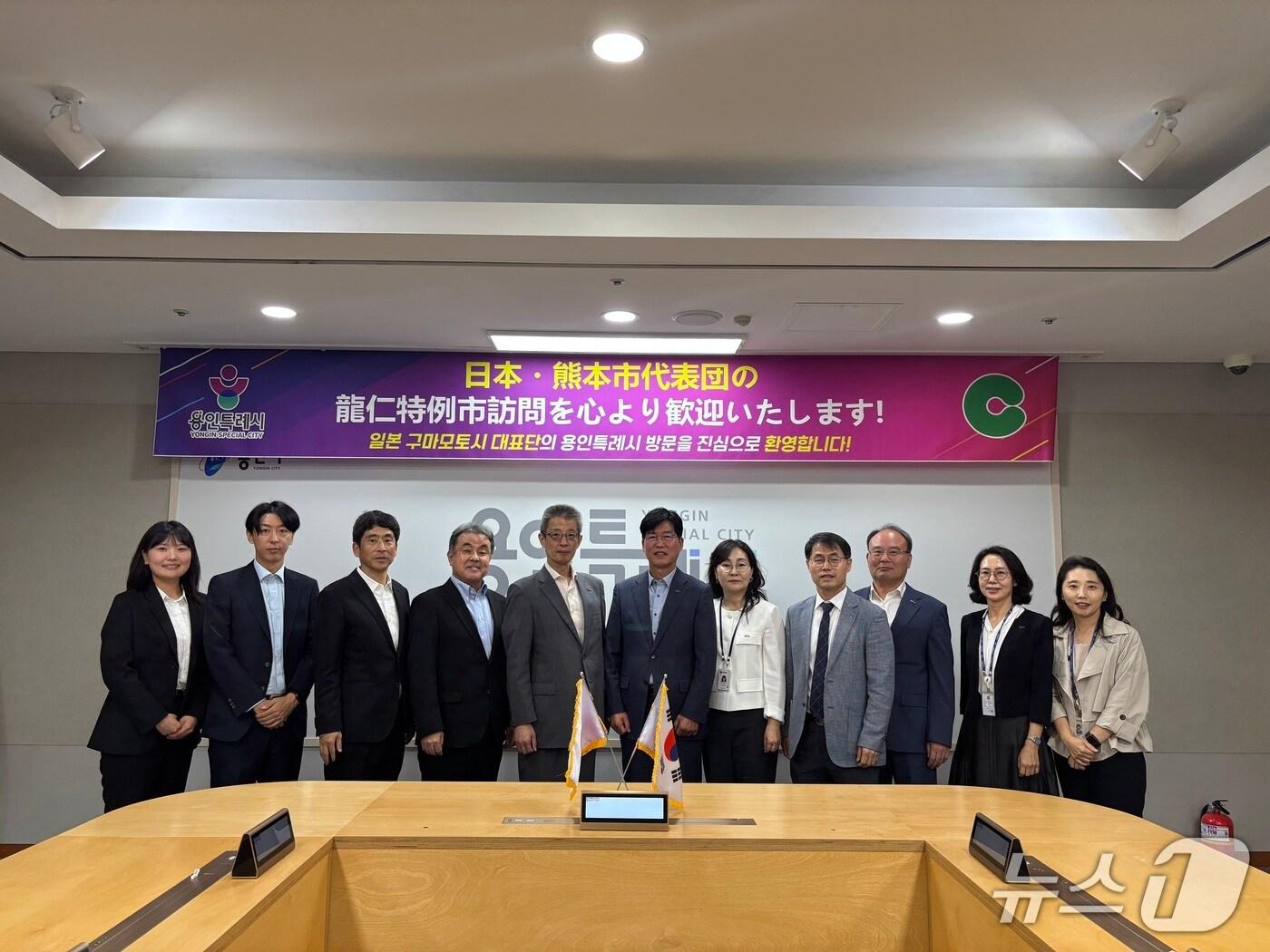 본문 이미지 - 용인시와 일본 구마모토시 관계자들이 지난달 29일 교류협력을 위한 논의를 한 뒤 기념촬영을 하고 있다.&#40;용인시 제공&#41;