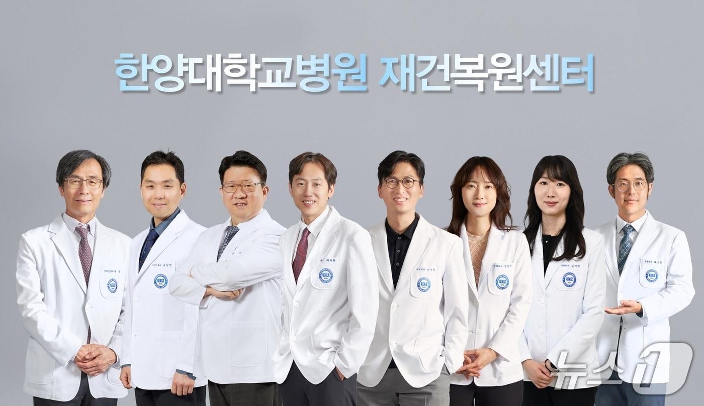 (왼쪽부터) 태경, 송창면, 정민성, 차치환, 김연환, 장란숙, 김지영, 배근형 교수. (한양대병원 제공)