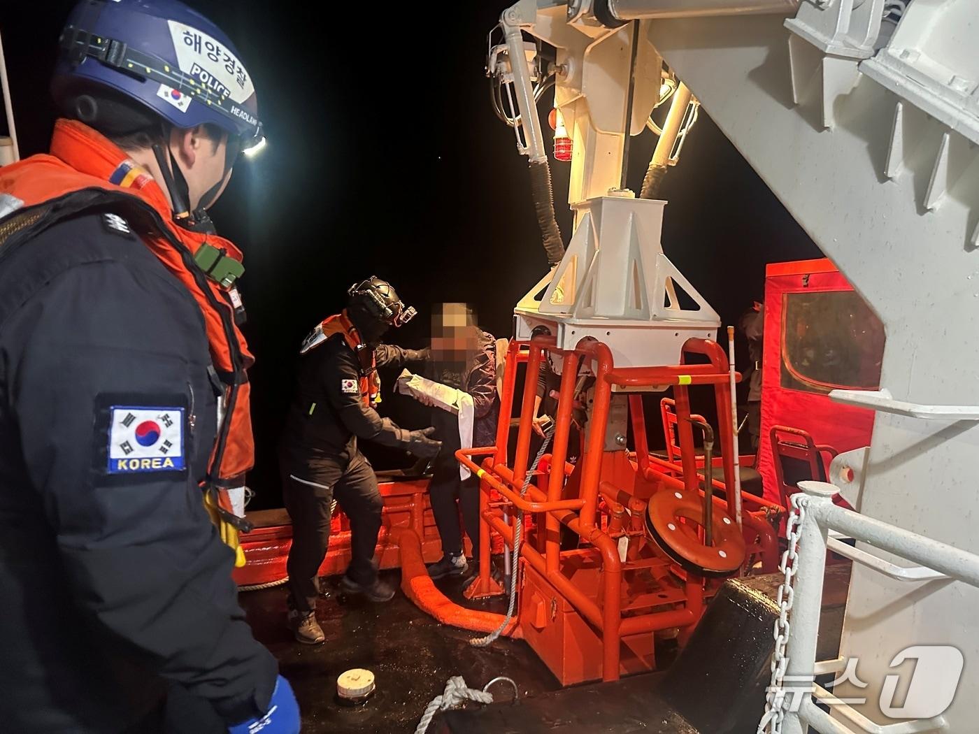 본문 이미지 - 동해해경청 손목 절단 환자 이송.&#40;동해해경청 제공, 재판매 및 Db 금지&#41; 2025.10.1/뉴스1