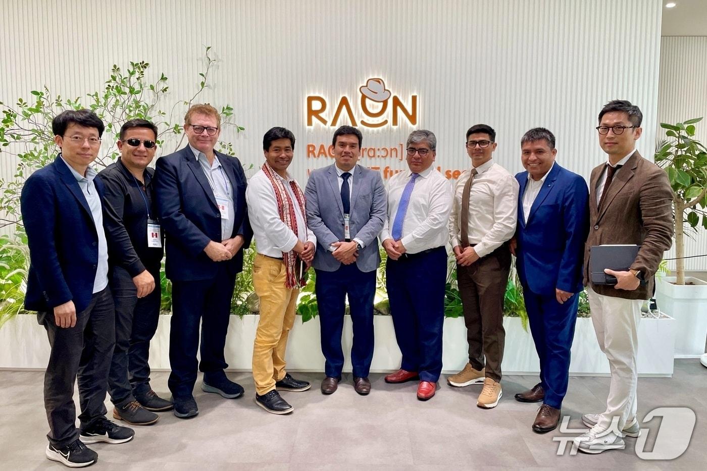 페루정부·한국지능정보사회진원&#40;NIA&#41;·라온시큐어 관계자가 기념사진을 찍고 있다.&#40;라온시큐어 제공&#41;