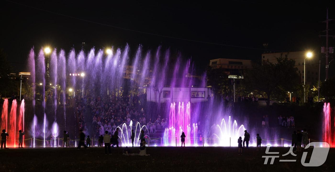 청주시 방서교 음악분수.&#40;시 제공&#41;/뉴스1