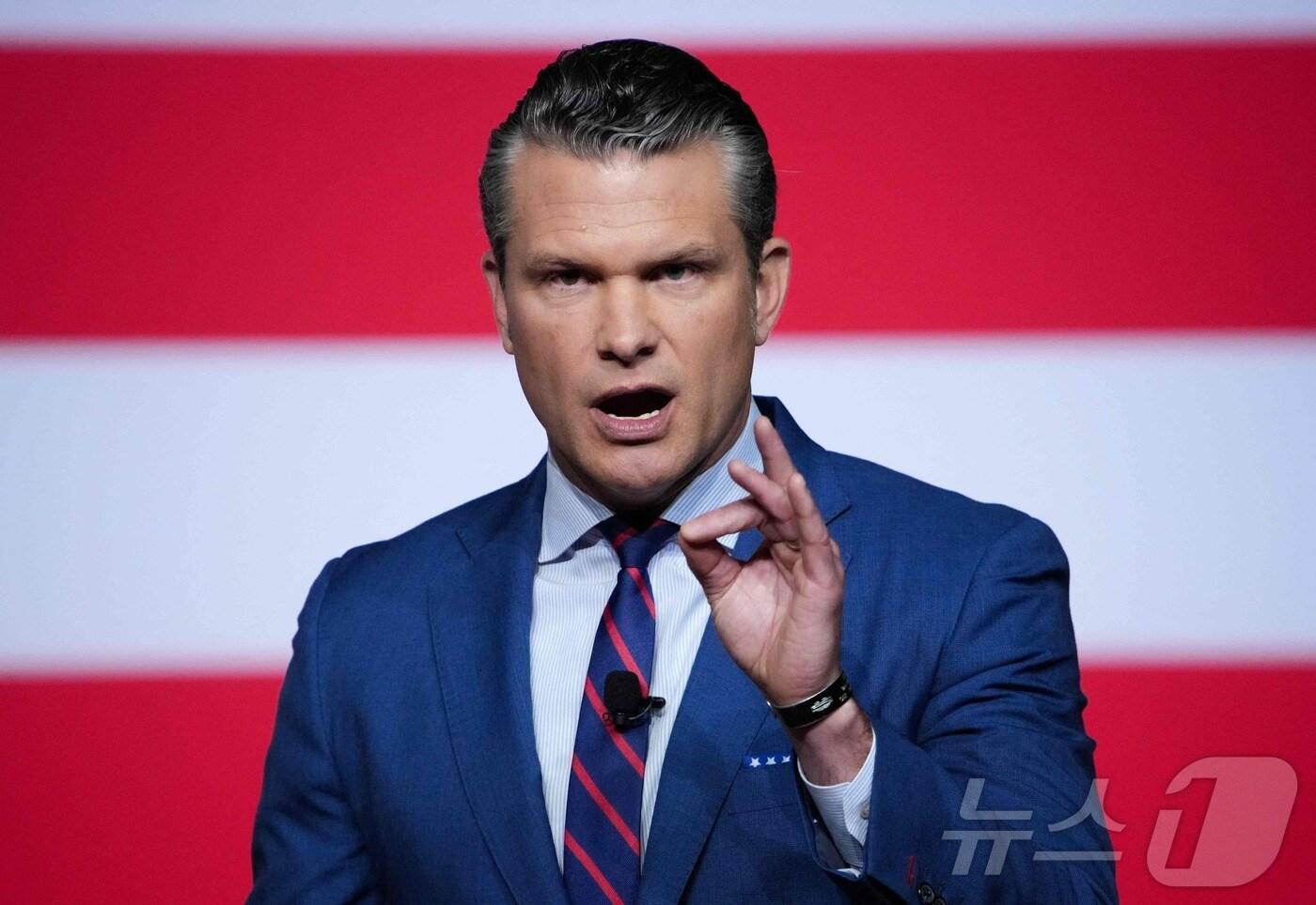 피트 헤그세스 미 국방부 장관이 지난달 30일&#40;현지시간&#41; 버지니아주 콴티코 해병대 기지에서 열린 행사에서 전 세계 주요 기지에서 소집된 미군 고위 장교들을 대상으로 연설했다. 이 연설에서 뚱뚱한 병사나 지휘관을 보는 것이 싫다고 발언했다. 2025.09.30. ⓒ AFP=뉴스1