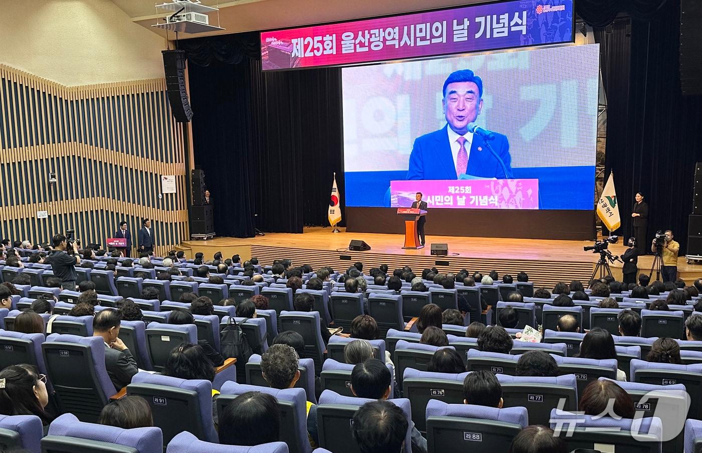 김두겸 울산시장이 1일 시청 본관 2층 대강당에서 열린 울산시민의 날 기념식에 참석해 인사말을 하고 있다. 2025.10.1/뉴스1 ⓒ News1 조민주 기자