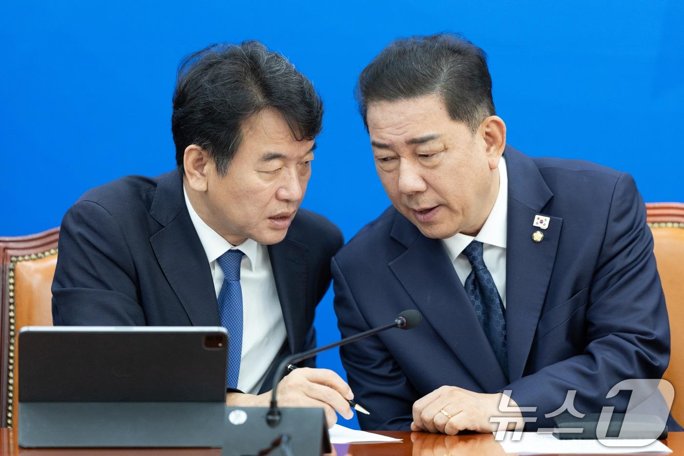 더불어민주당 김병기 원내대표&#40;오른쪽&#41;, 문진석 원내수석부대표. ⓒ News1 이승배 기자