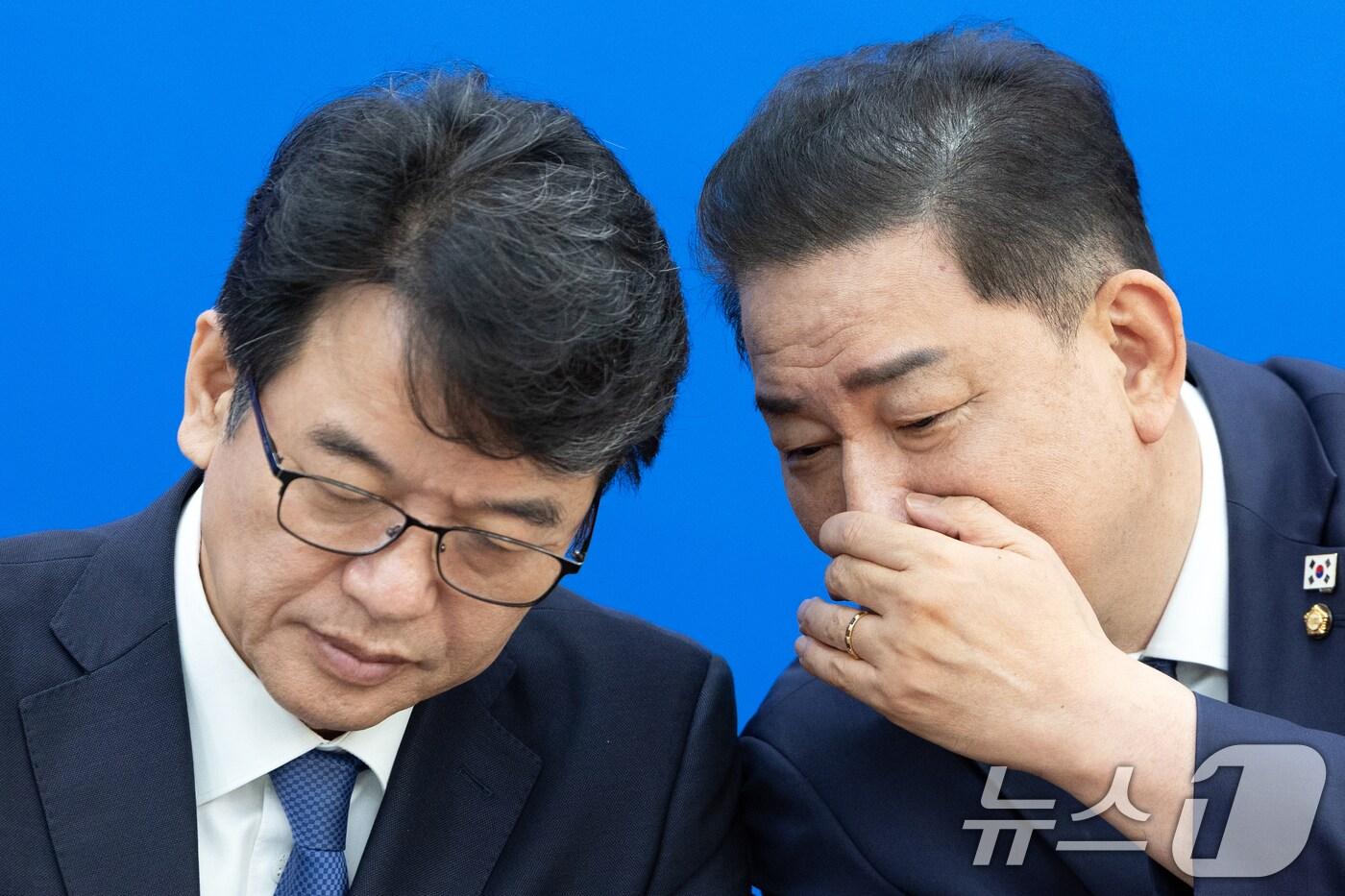 김병기 더불어민주당 원내대표가 지난 1일 서울 여의도 국회에서 열린 정책조정회의에서 문진석 원내수석부대표와 대화하고 있다. 2025.10.1/뉴스1 ⓒ News1 이승배 기자