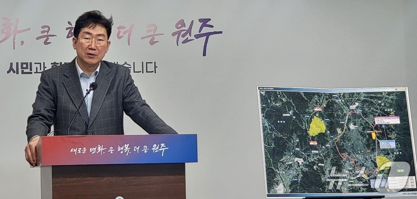 원강수 강원 원주시장이 1일 오전 10시 원주시청 브리핑룸에서 &#39;원주시 현안브리핑&#39;을 열고 동부순환도로 조성사업에 대한 공정과정을 설명하고 있다. 2025.10.1/뉴스1 신관호 기자