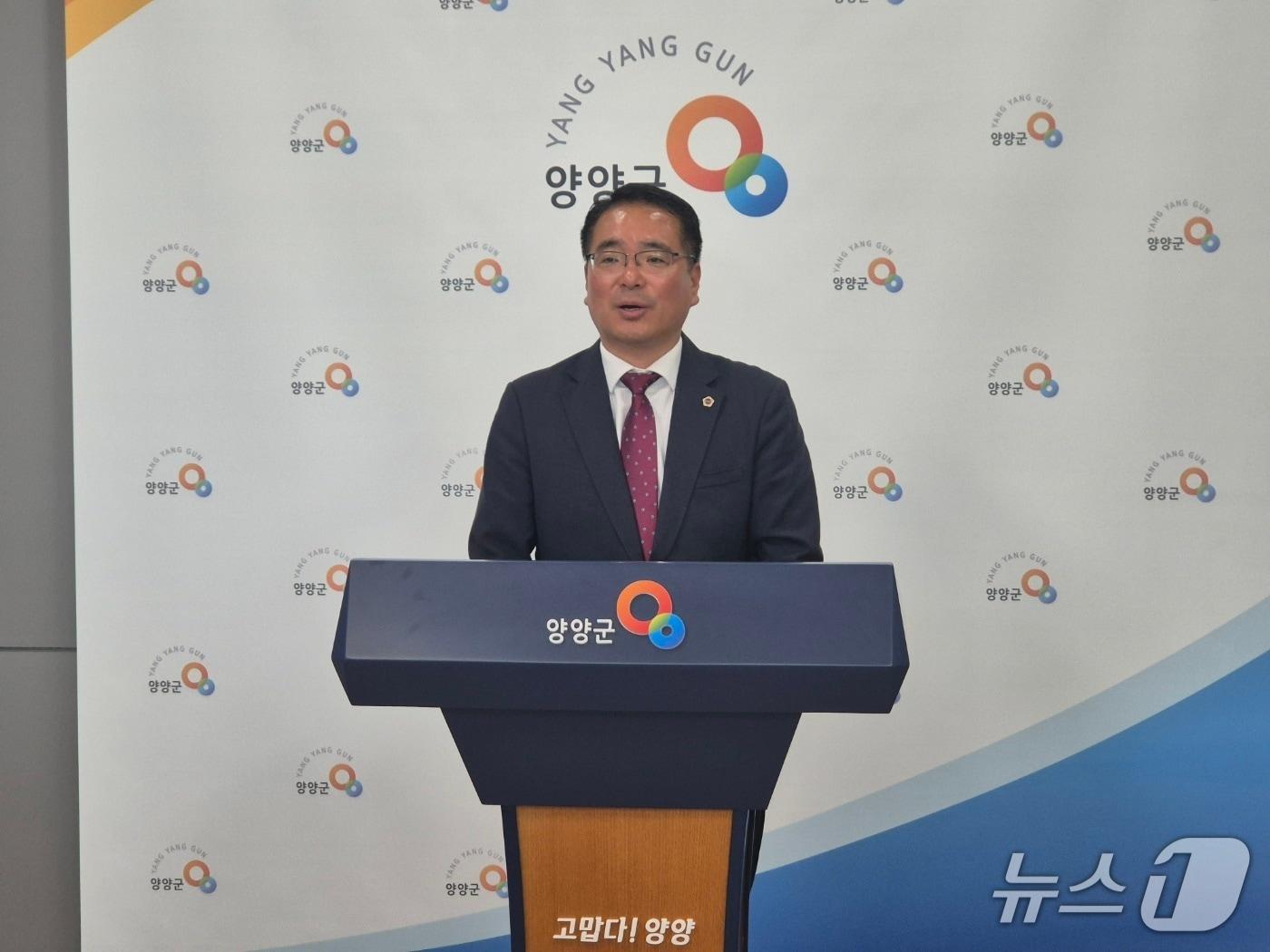 본문 이미지 - 진종호 강원도의원이 1일 양양군청 기자실에서 기자회견을 갖고 내년 9회 전국동시지방선거 양양군수 출마 의사를 밝히고 있다. 2025.10.1/뉴스1 윤왕근 기자