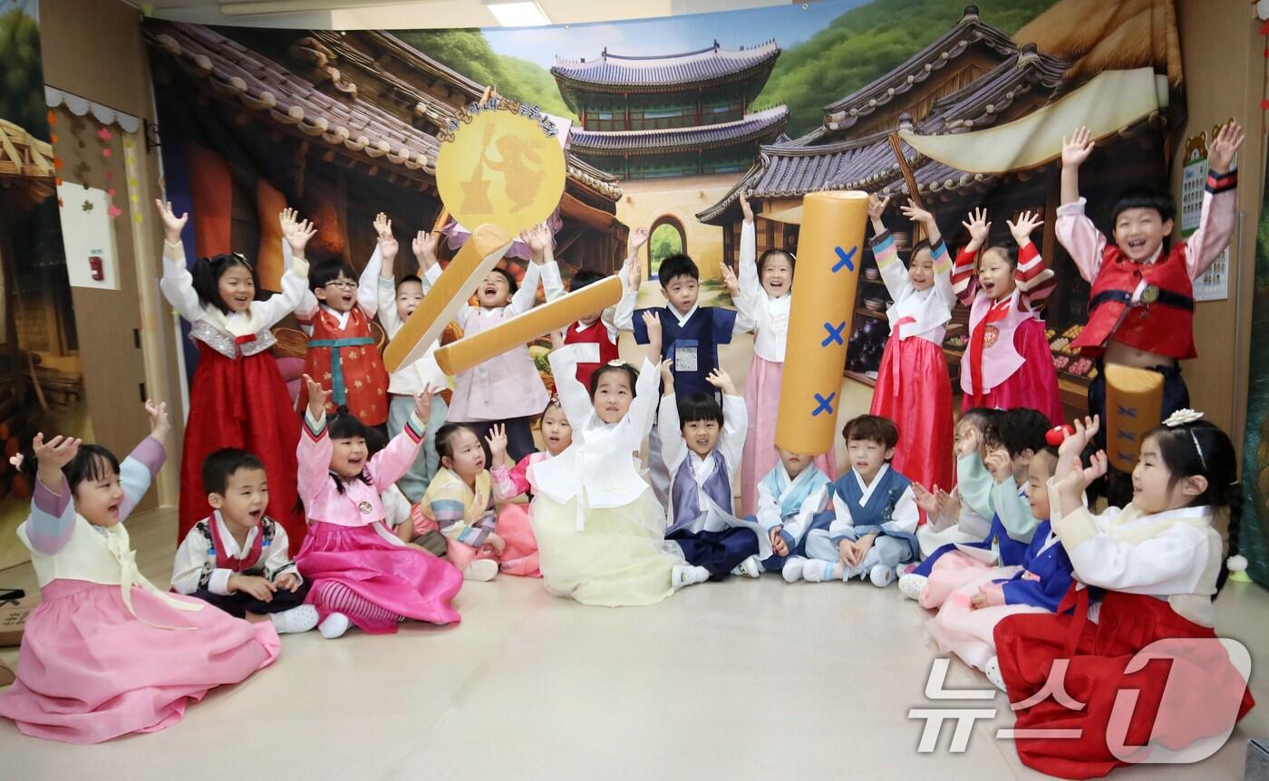 추석 연휴를 앞둔 1일 부산 부산진구청 직장어린이집에서 한복을 곱게 차려 입은 어린이들이 윷놀이를 즐기고 있다. 2025.10.1/뉴스1 ⓒ News1 윤일지 기자