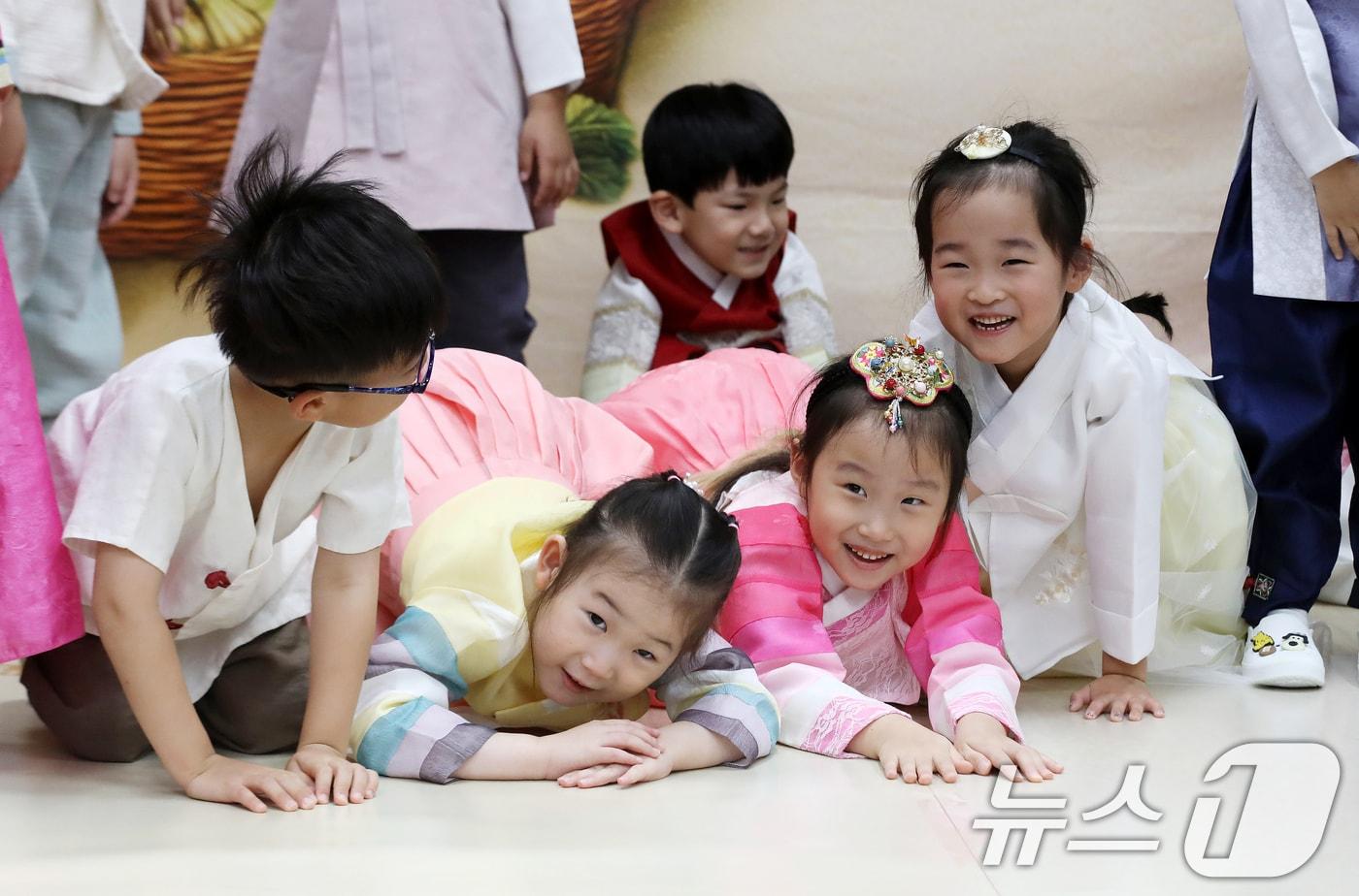 추석 연휴를 앞둔 1일 부산 부산진구청 직장어린이집에서 한복을 곱게 차려 입은 어린이들이 큰절하는 방법을 배우기 전 큰절을 해보고 있다. 2025.10.1/뉴스1 ⓒ News1 윤일지 기자