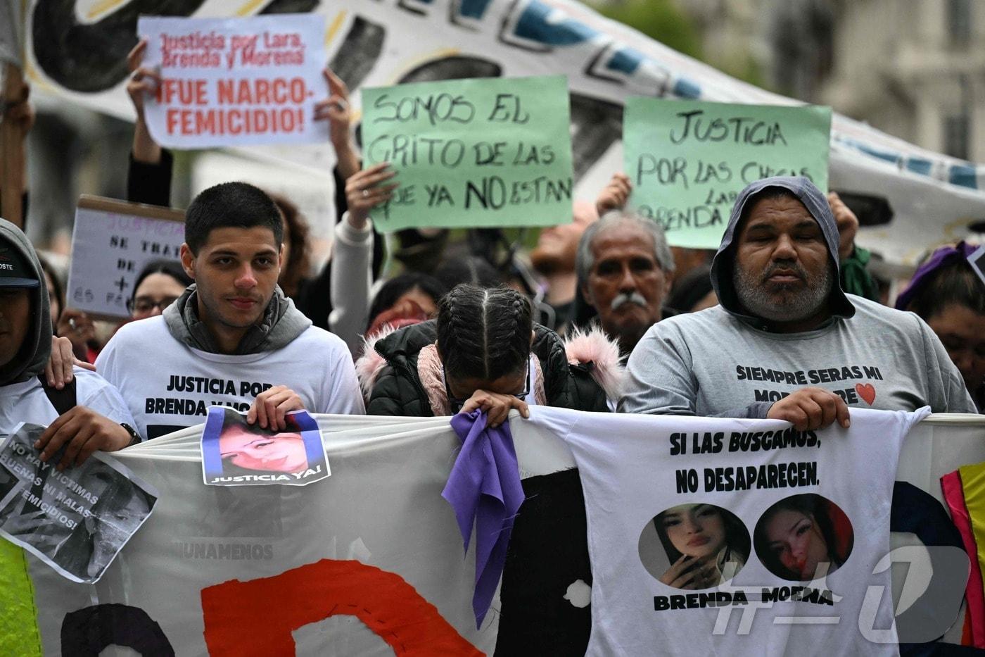 지난 27일&#40;현지시간&#41; 아르헨티나 부에노스아이레스에서 마약 조직이 여성 3명을 고문하고 살해한 사건을 규탄하는 시위가 열렸다. 참가자들은 &#39;좋은 피해자도 나쁜 피해자도 없으며, 오직 여성살해만 있을 뿐이다&#39;는 내용이 적힌 문구를 들고 행진했다. ⓒ AFP=뉴스1