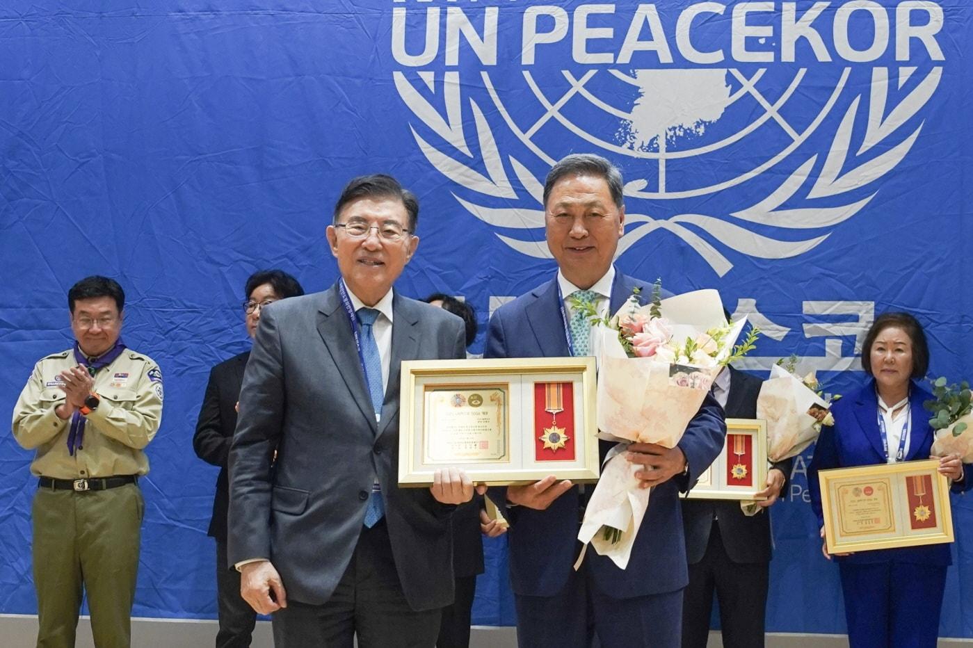 본문 이미지 - 강태선 BYN블랙야크그룹 회장이 지난달 29일 서울 국회 의원회관 대회의실에서 열린 &#39;광복 80주년 기념 세계한인 컨퍼런스&#39;에서 &#39;2025년 UN피스코 SDGs-기후변화 대응 부문&#39; 대상을 수상했다.&#40;블랙야크제공&#41;