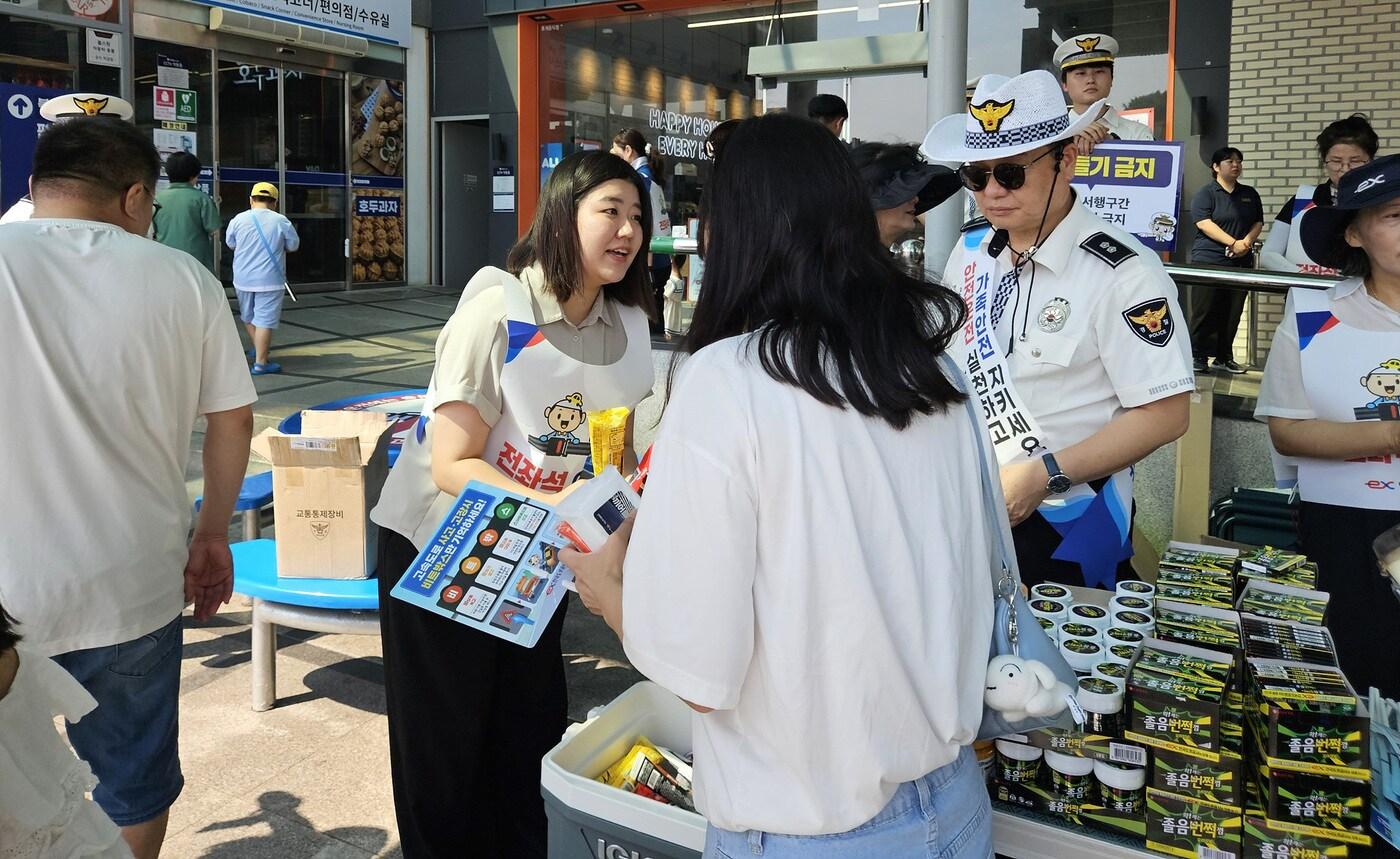 본문 이미지 - 기흥휴게소(부산 방향)에서 방문객들에게 졸음운전방지를 위해 졸음번쩍껌 등을 나눠주는 모습.(롯데웰푸드 제공)