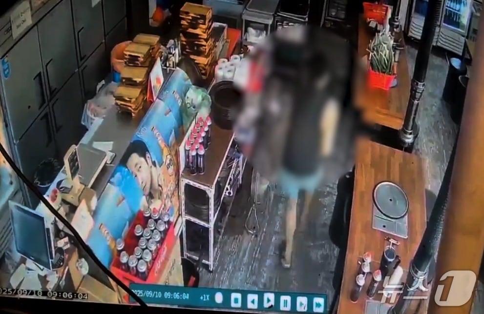 본문 이미지 - A 씨 범행 장면. &#40;경기남부경찰청 제공. 재판매 및 DB 금지&#41; 2025.10.1/뉴스1