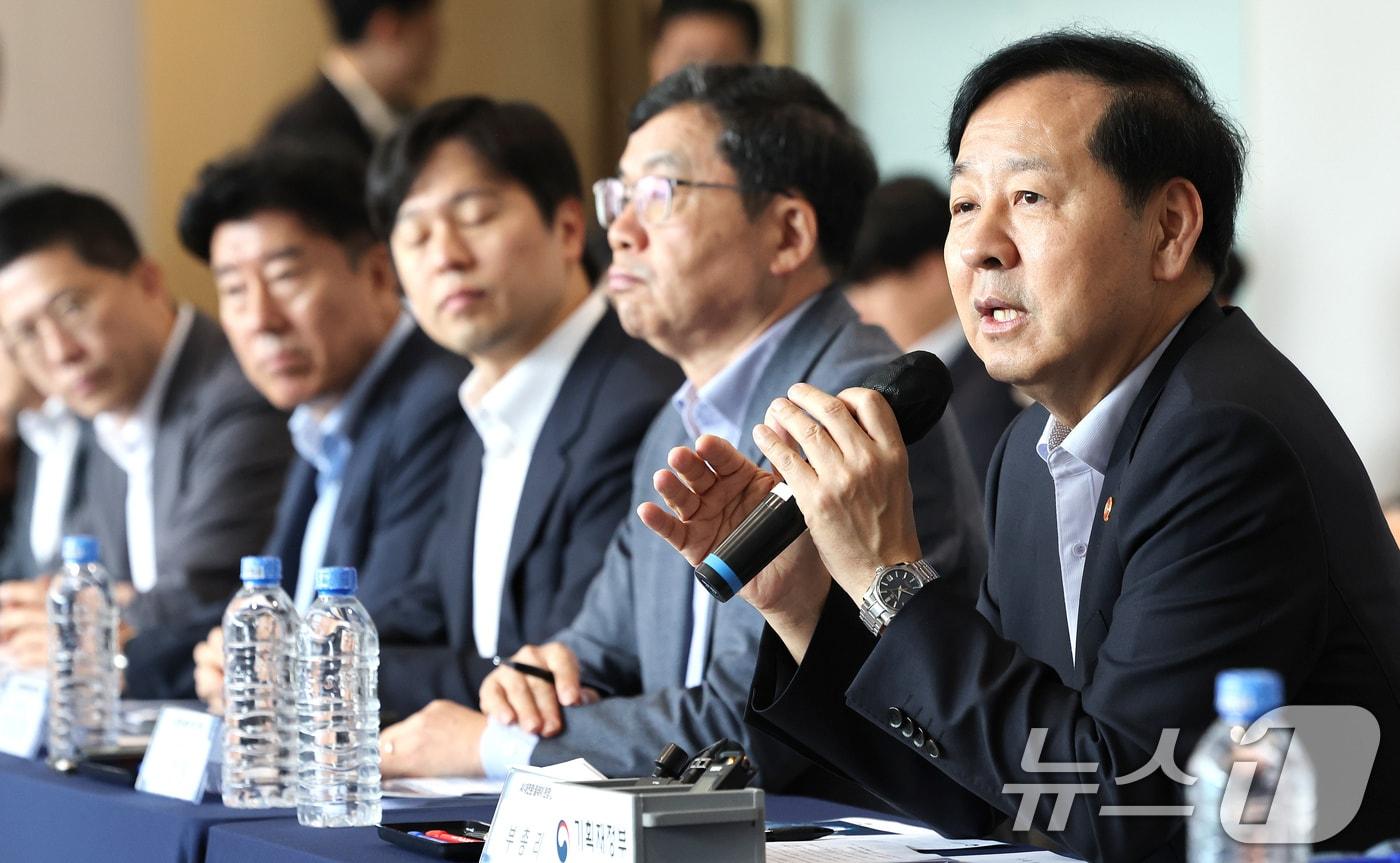 본문 이미지 - 구윤철 경제부총리 겸 기획재정부 장관이 1일 경기 성남시 분당구 HD현대 글로벌 R&D센터에서 열린 AI 대전환 릴레이 현장 간담회에 참석해 발언하고 있다. 2025.10.1/뉴스1 ⓒ News1 이호윤 기자