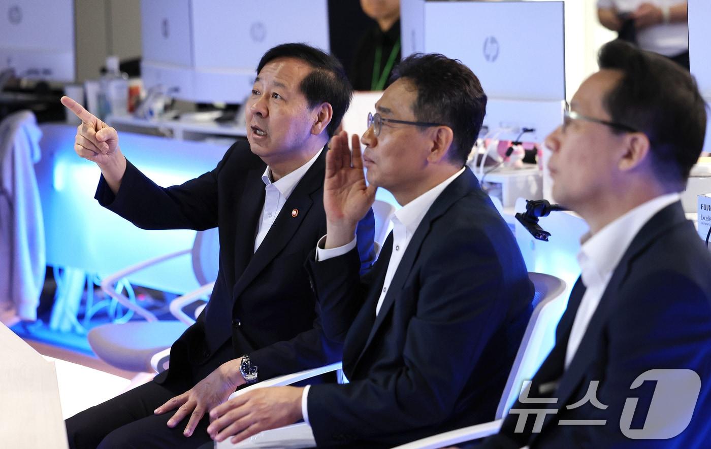 구윤철 경제부총리 겸 기획재정부 장관이 1일 경기 성남시 분당구 HD현대 글로벌 R&D센터에서 열린 AI 대전환 릴레이 현장 간담회에 앞서 디지털 관제센터를 둘러보고 있다. 2025.10.1/뉴스1 ⓒ News1 이호윤 기자