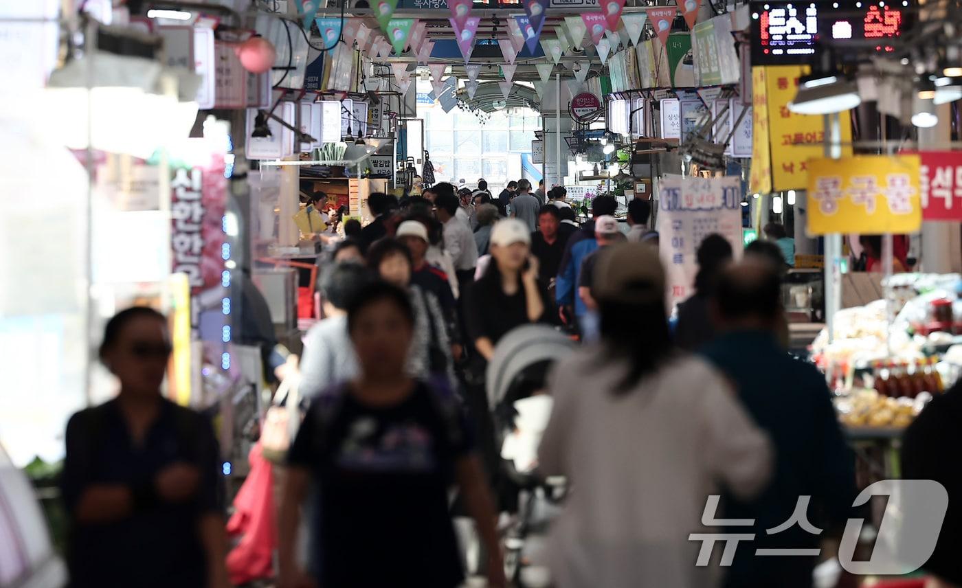 추석 연휴를 앞둔 1일 서울 양천구 목사랑시장이 제수용품을 구입하려는 시민들로 북적이고 있다. 2025.10.1/뉴스1 ⓒ News1 김성진 기자
