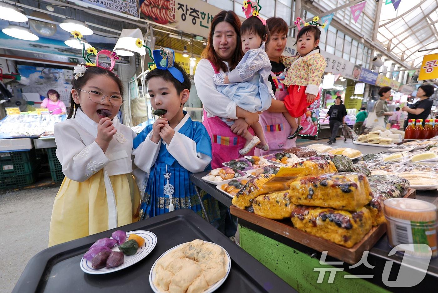 추석 연휴를 앞둔 1일 키드윈 아트 어린이집 원아들이 서울 양천구 목사랑시장을 방문해 송편을 먹고 있다. 2025.10.1/뉴스1 ⓒ News1 김성진 기자