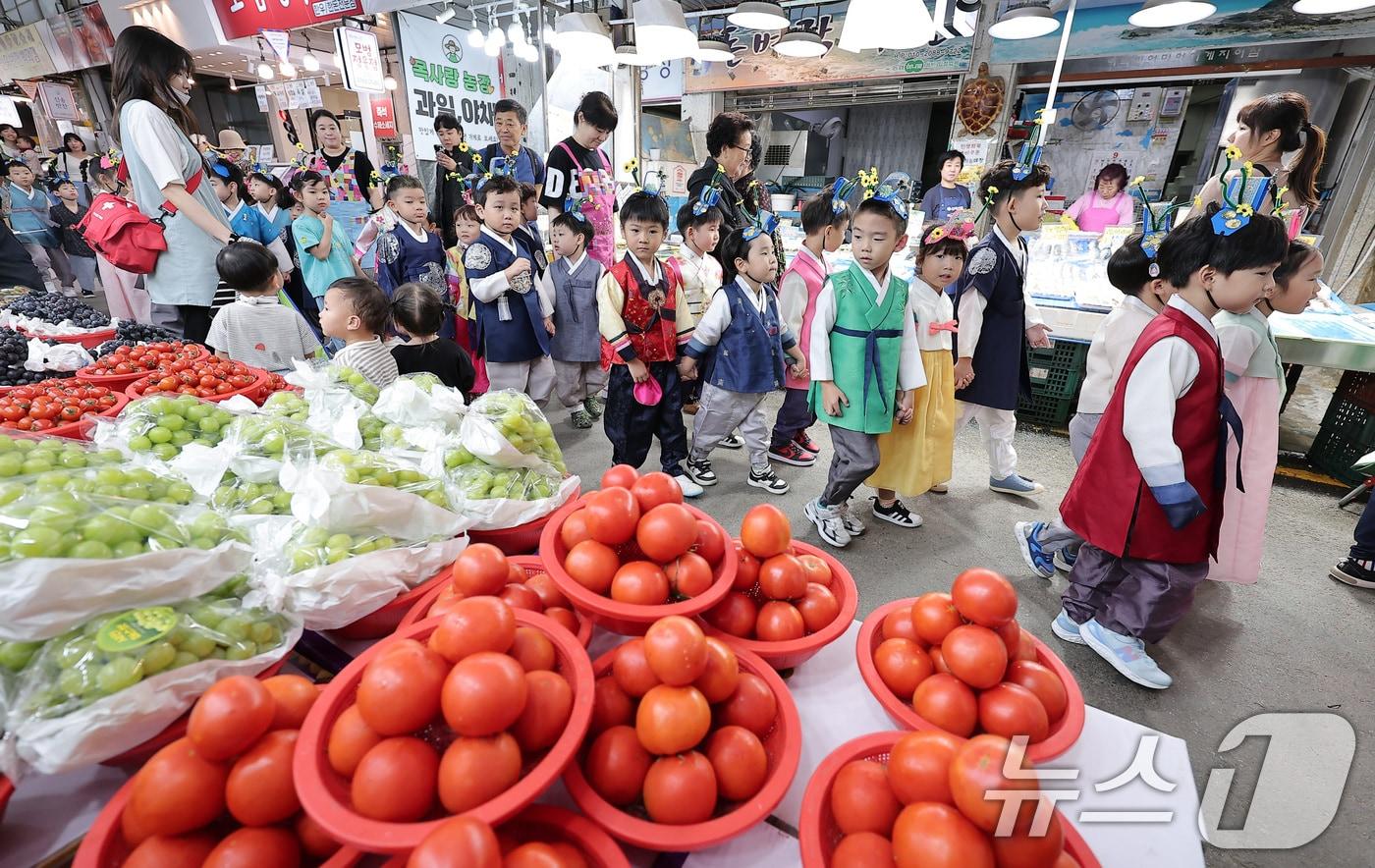 추석 연휴를 앞둔 1일 키드윈 아트 어린이집 원아들이 서울 양천구 목사랑시장을 방문하고 있다. 2025.10.1/뉴스1 ⓒ News1 김성진 기자