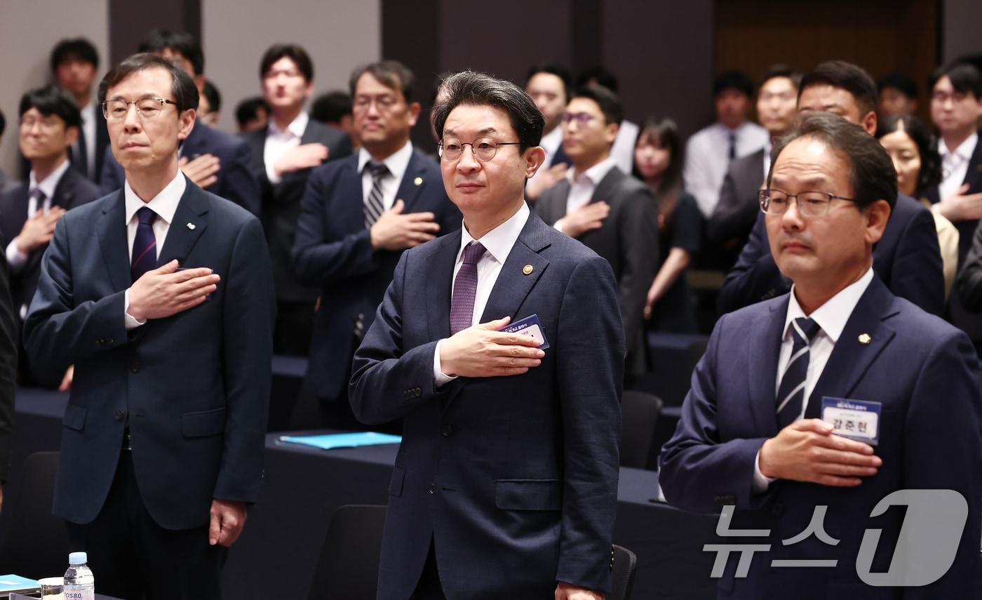 본문 이미지 - 이억원 금융위원장이 1일 오전 서울 중구 한국프레스센터에서 열린 새도약기금 출범식에서 정정훈 한국자산관리공사장, 강준현 국회 정무위 간사 등 참석자들과 국민의례를 하고 있다. 2025.10.1 ⓒ 뉴스1 김민지 기자