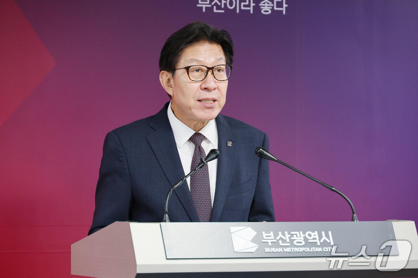 1일 박형준 부산시장이 시청 브리핑룸에서 &#39;BuTX&#39; 민간적격성 조사 통과 관련 기자회견을 하고 있다.&#40;부산시 제공. 재판매 및 DB금지&#41;