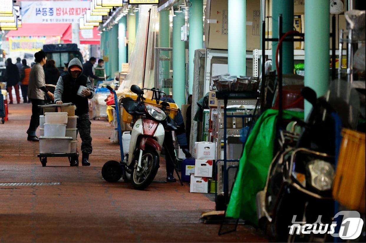 본문 이미지 - 시장에서 상인들이 발걸음을 옮기고 있다. 2024.1.3/뉴스1 ⓒ News1 안은나 기자