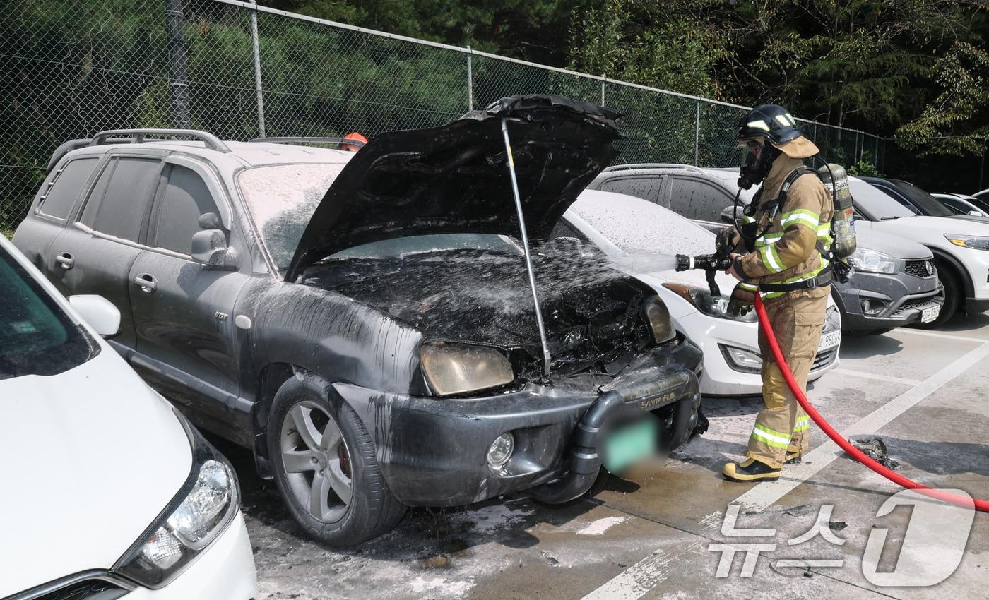 1일 대전 국가정보자원관리원 외부주차장에서 차량에서 화재가 발생해 소방대원이 화재진압을 하고 있다. 2025.10.1/뉴스1 ⓒ News1 김기태 기자