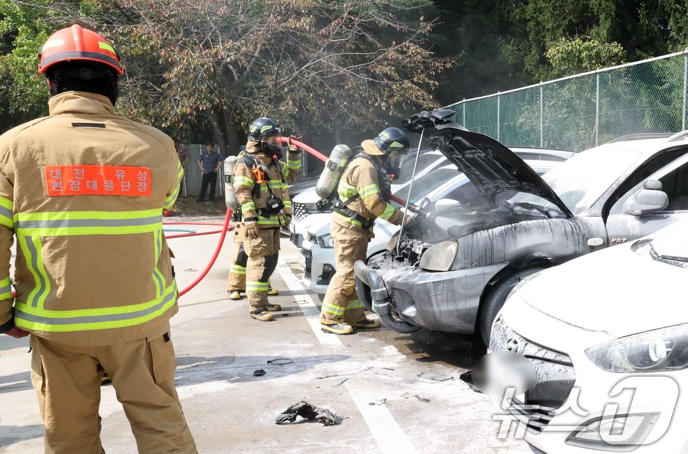 1일 대전 국가정보자원관리원 외부주차장에서 차량에서 화재가 발생해 소방대원이 화재진압을 하고 있다. 2025.10.1/뉴스1 ⓒ News1 김기태 기자