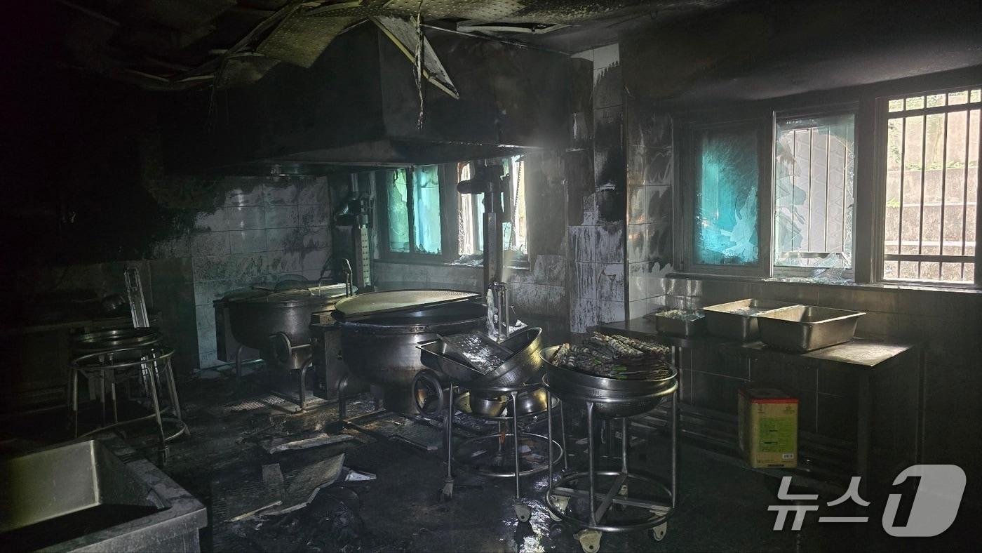 본문 이미지 - 1일 오전 9시33분께 대전 한 중학교 급식실에서 불이 나 약 13분 만에 꺼졌다.(대전소방본부 제공) /뉴스1