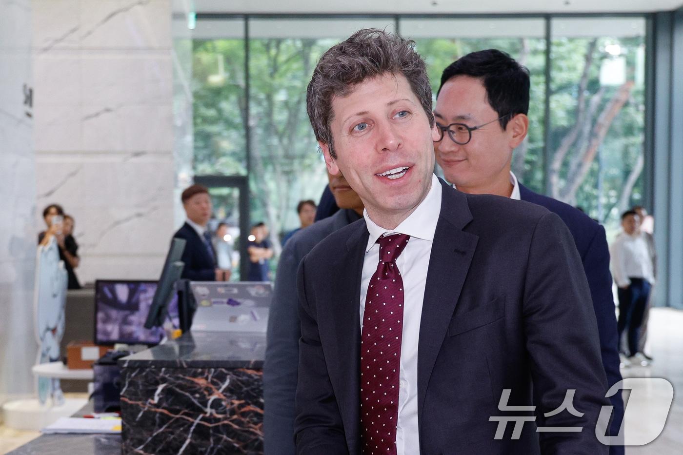 샘 올트먼&#40;Sam Altman&#41; 오픈 AI CEO가 1일 최태원 SK그룹 회장을 만나기 위해 서울 종로구 SK서린빌딩에 도착, 취재진 질문에 답하고 있다. 2025.10.1/뉴스1 ⓒ News1 안은나 기자
