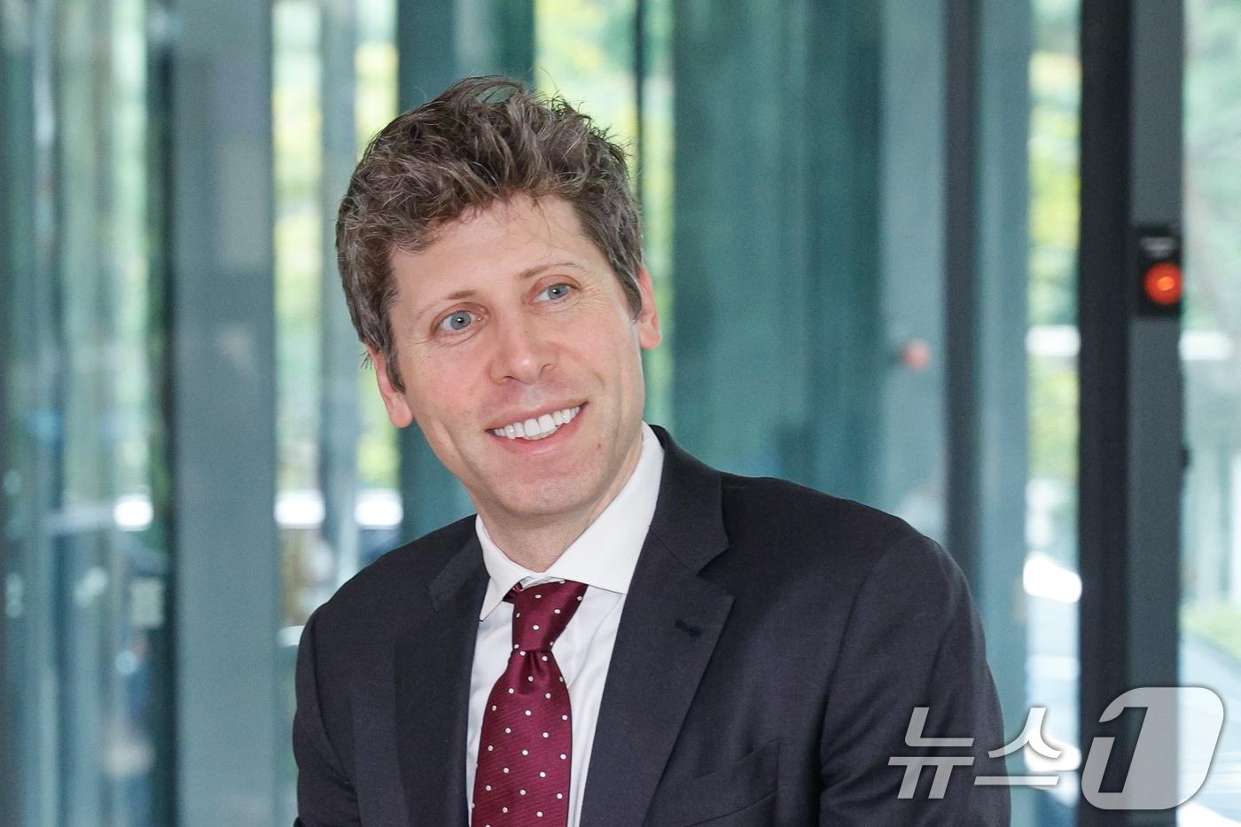 샘 올트먼&#40;Sam Altman&#41; 오픈 AI CEO가 1일 최태원 SK그룹 회장을 만나기 위해 서울 종로구 SK서린빌딩에 입장하고 있다. 2025.10.1/뉴스1 ⓒ News1 안은나 기자