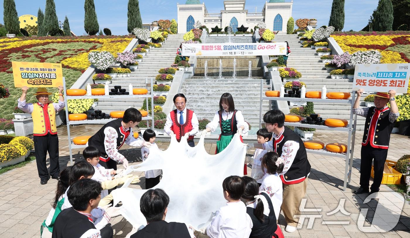 전북 임실군 치즈테마파크에서 2025 임실N치즈축제 사전 행사에 참여한 어린이들과 저지종 치즈 늘리기 체험을 하고 있다. 2025.10.1/뉴스1 ⓒ News1 유경석 기자