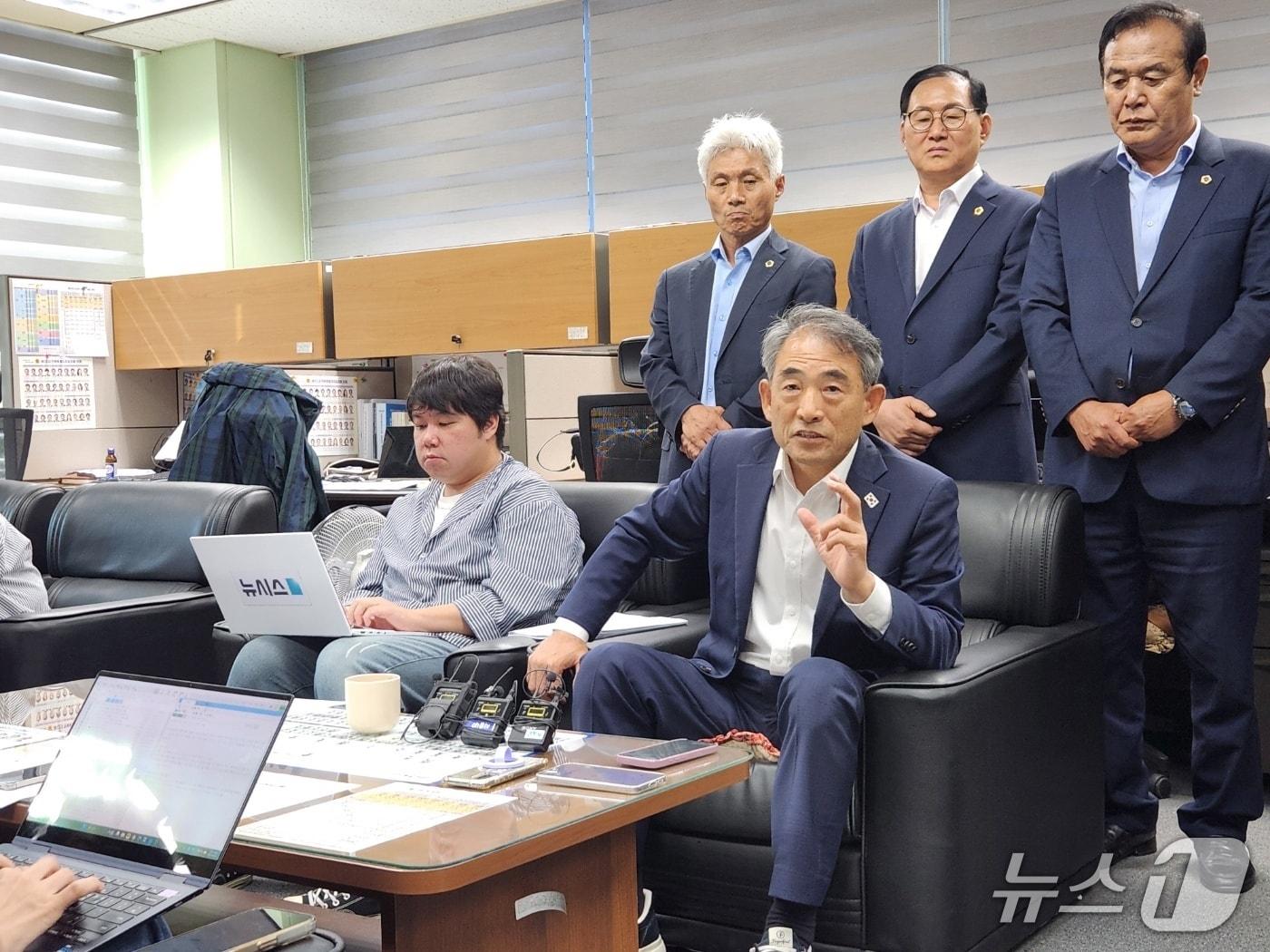 본문 이미지 - 1일 윤준병 국회의원이 전북도의회 기자실에서 간담회를 갖고 있다.2025.10.1/뉴스1