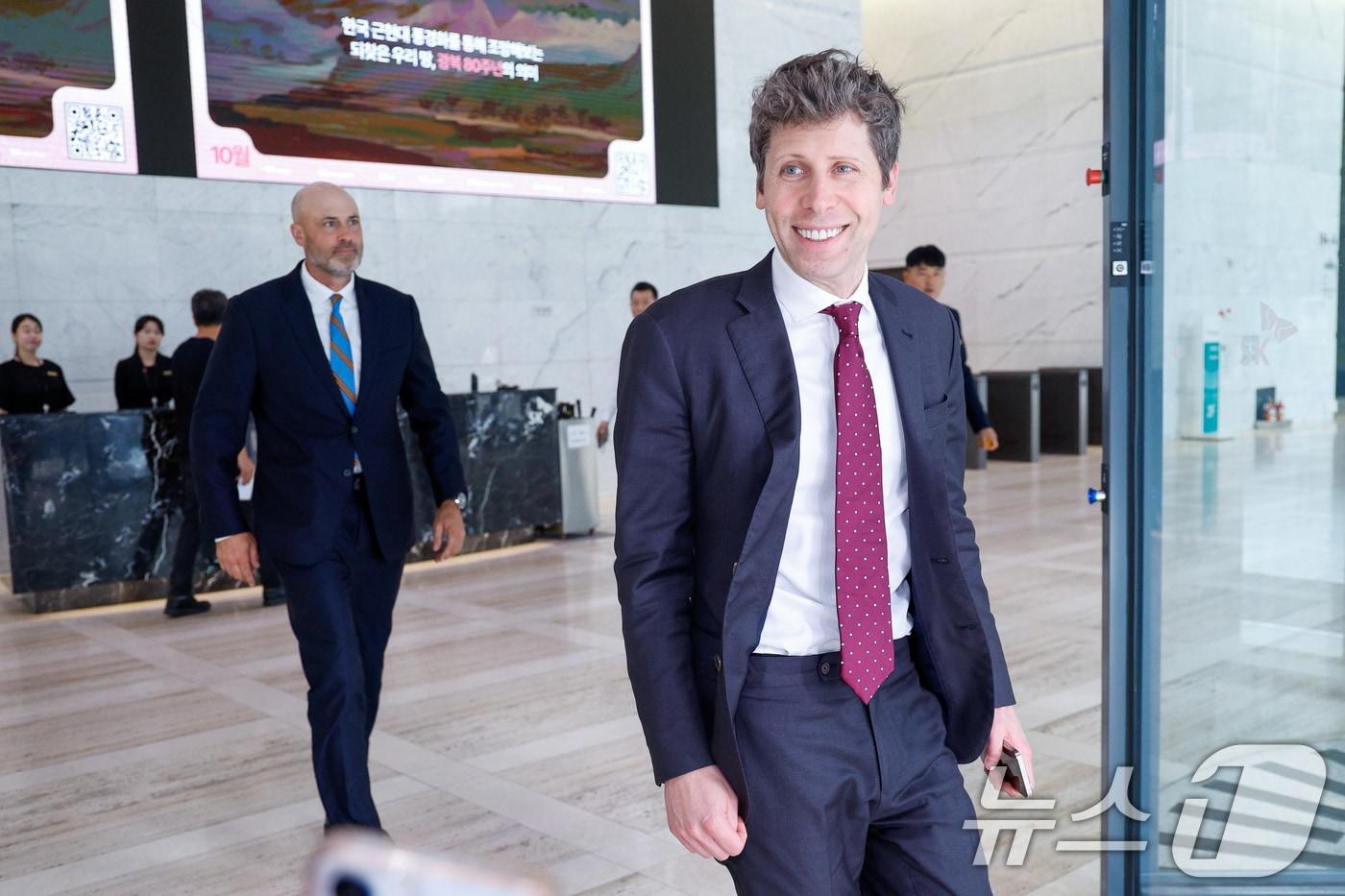 본문 이미지 - 샘 올트먼(Sam Altman) 오픈 AI CEO가 1일 오후 서울 종로구 SK서린빌딩에서 최태원 SK그룹 회장과 회동을 마친 뒤 차량으로 향하고 있다. 2025.10.1 ⓒ 뉴스1 안은나 기자