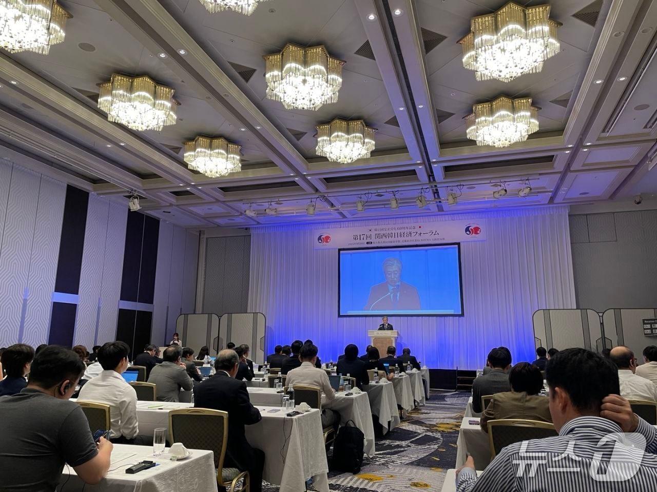 본문 이미지 - 주오사카대한민국총영사관은 경제산업성 긴키경제산업국, 대한무역투자진흥공사(KOTRA) 오사카무역관과 함께 지난달 30일 뉴오타니호텔오사카에서 '제17회 간사이 한일경제포럼'을 개최했다.  2025.10.01. (외교부 제공)