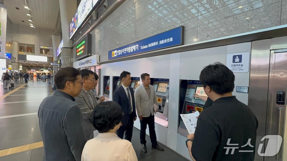 본문 이미지 - 한국철도공사(코레일)가 1일 한국장애인단체총연맹와 대한노인회 관계자를 초청해 ‘광역철도 교통약자 이동편의 개선을 위한 간담회’를 개최하고, 용산역 편의시설 등을 이용자 관점에서 점검하고 있다. (코레일 제공.재판매 및 DB금지)/뉴스1 