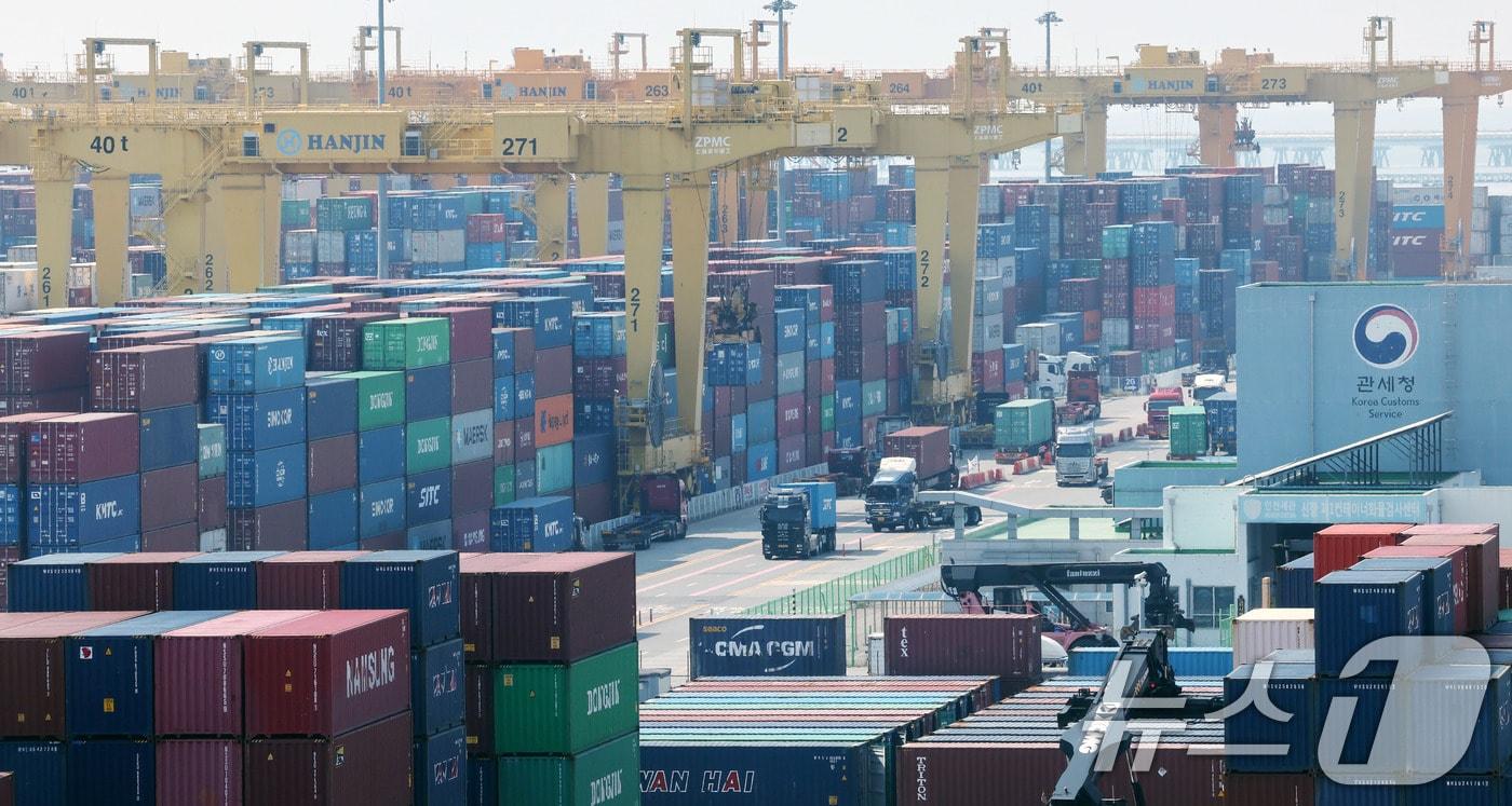 인천신항 컨테이너 터미널.&#40;사진은 기사 내용과 무관함&#41; / 뉴스1 