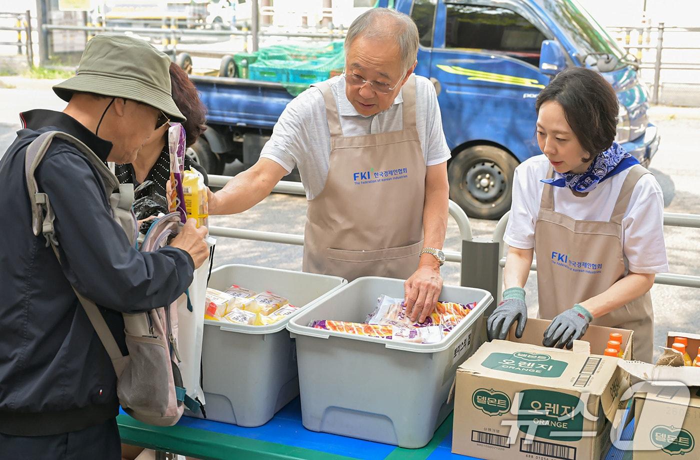 본문 이미지 - 류진 한국경제인협회 회장과 임직원 20여 명이 지난해 추석을 앞두고 서울 영등포구에 있는 무료급식소 '토마스의 집'을 찾아 배식 봉사활동을 진행하고 있는 모습이다. (한국경제인협회 제공. 재판매 및 DB 금지) 2025.10.1 ⓒ 뉴스1