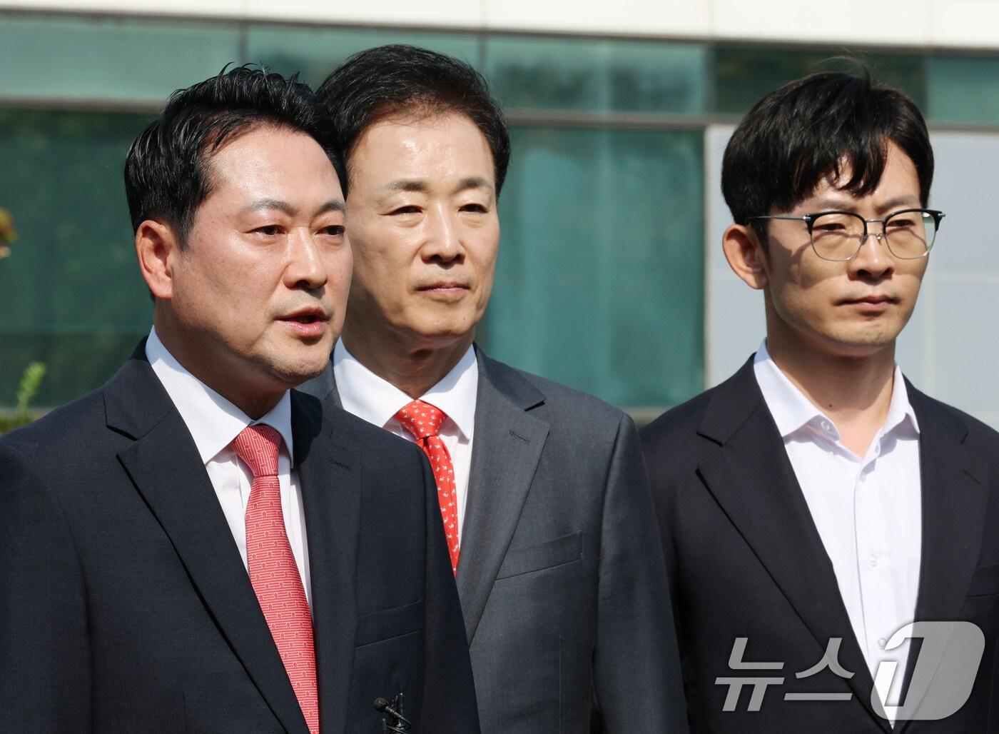 본문 이미지 - 장동혁 국민의힘 대표가 1일 오후 대전 국가정보자원관리원 화재 현장을 방문해 피해상황을 점검 한 뒤 취재진의 질문에 답하고 있다. 2025.10.1/뉴스1 ⓒ News1 김기태 기자