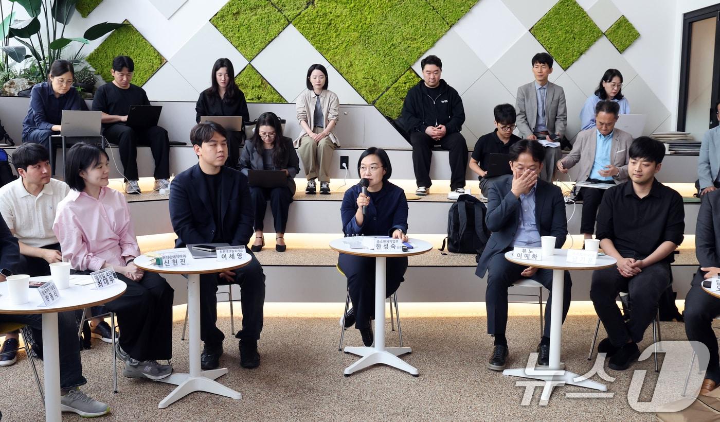 본문 이미지 - 한성숙 중소벤처기업부 장관이 1일 오후 서울 서초구 뤼튼테크놀로지스에서 열린 '혁신 AI 스타트업 간담회'에서 모두발언을 하고 있다. 2025.10.1 ⓒ 뉴스1 황기선 기자