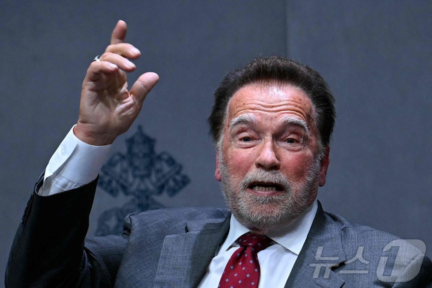 지난 30일&#40;현지시간&#41; 영화 배우 아놀드 슈워제네거가 바티칸에서 &#39;기후 정의를 위한 희망 고취&#39;에 관한 기자회견에 참석해 발언하고 있다. 2025.09.30. ⓒ AFP=뉴스1 ⓒ News1 이정환 기자