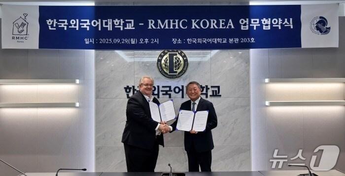 본문 이미지 - 제프리 존스 RHMC Korea 회장과 박정운 한국외대 총장(오른쪽)이 지난달 29일 한국외대에서 인재 양성과 사회공헌을 위한 업무협약을 맺고 기념촬영을 하고 있다.(한국외대 제공)