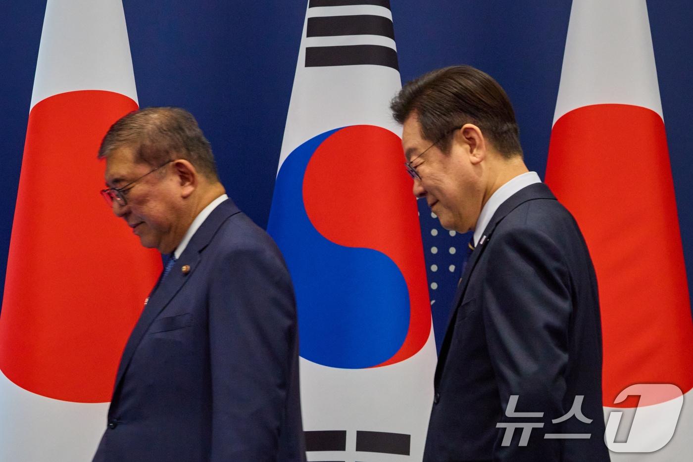 이재명 대통령과 이시바 시게루 일본 총리가 지난 30일 부산 누리마루 APEC 하우스에서 한일 정상회담을 하기 위해 이동하고 있다. &#40;이재명 대통령 SNS. 재판매 및 DB 금지&#41; 2025.10.1/뉴스1 ⓒ News1 허경 기자