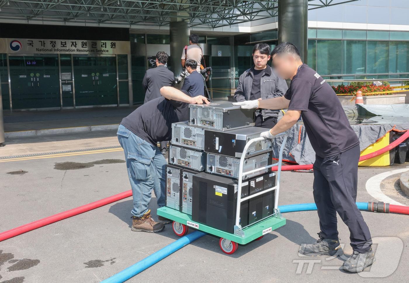 1일 오후 대전 국가정보자원관리원 화재 현장에서 복구업체 관계자들이 컴퓨터를 수거하고 있다. 2025.10.1/뉴스1 ⓒ News1 김기태 기자