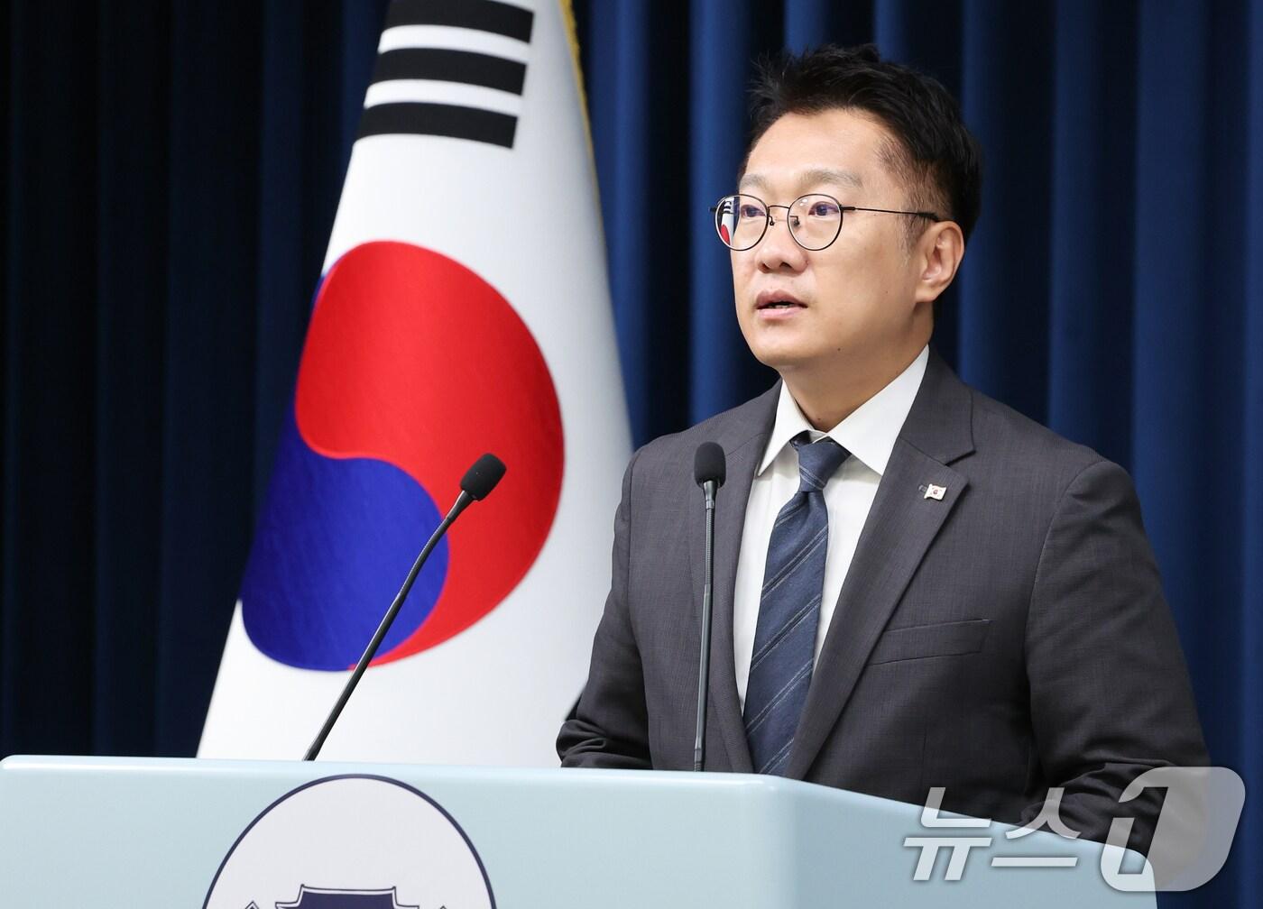 본문 이미지 - 김남준 대통령실 대변인이 1일 서울 용산 대통령실 청사에서 국군의날 행사 및 기념오찬 관련 브리핑을 하고 있다. 2025.10.1/뉴스1 ⓒ News1 허경 기자