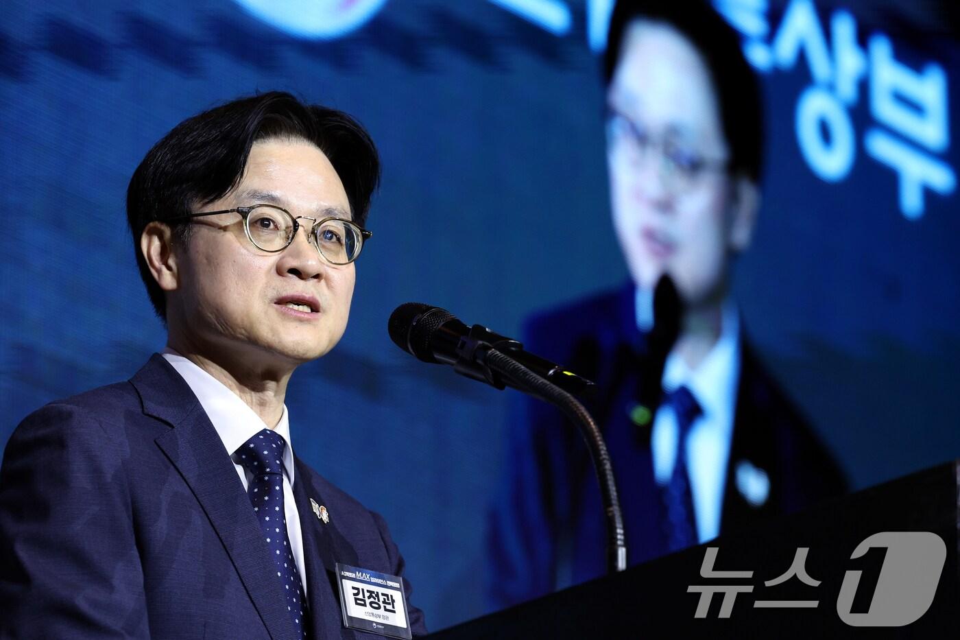 김정관 산업통상부 장관이 1일 오후 서울 중구 소공로 더 플라자 호텔에서 열린 제조 혁신을 이끄는 AI팩토리 M.AX 얼라이언스 전략회의에서 축사를 하고 있다. 2025.10.1/뉴스1 ⓒ News1 박정호 기자