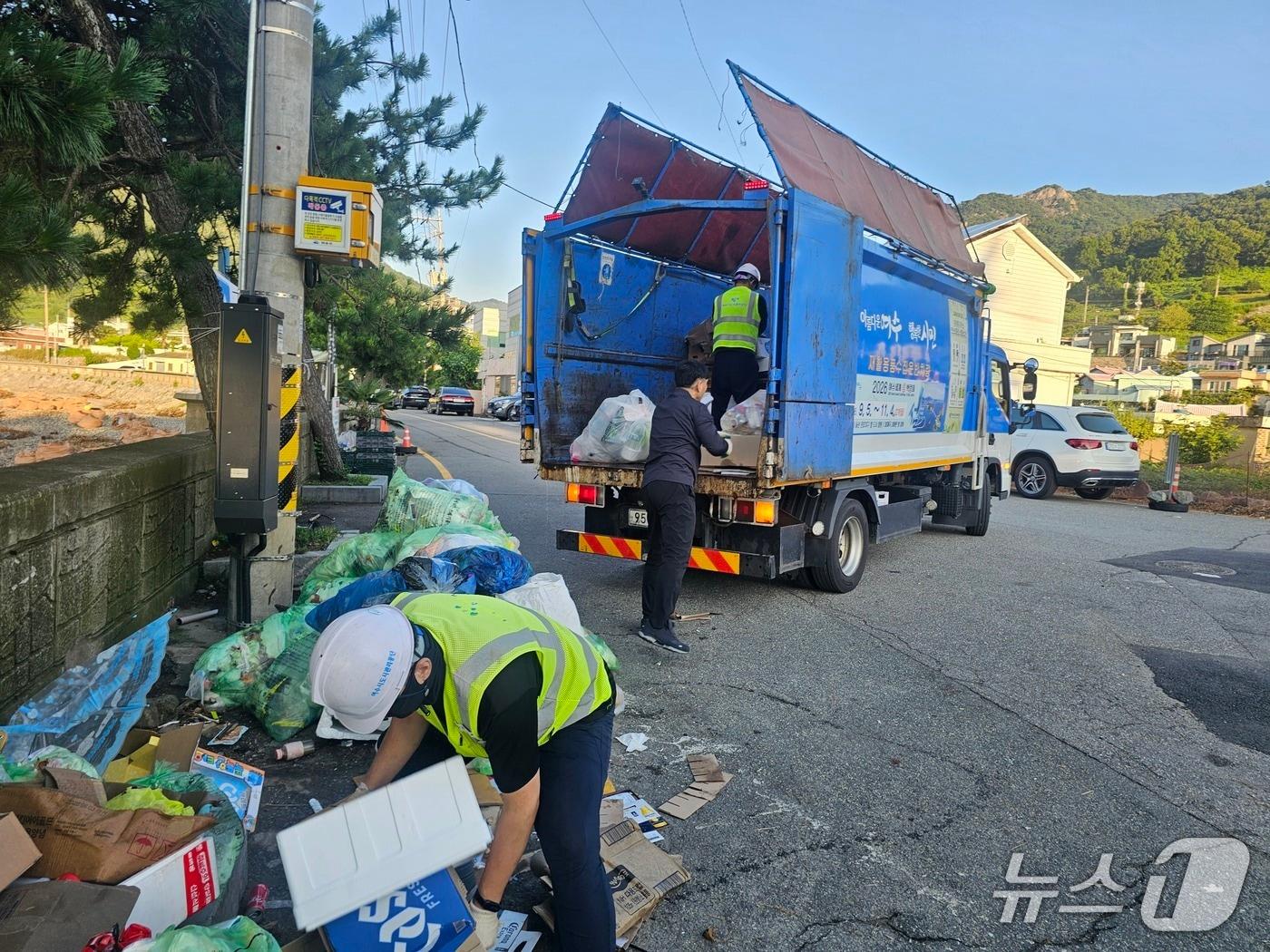 본문 이미지 - 생활 쓰레기 수거 모습.&#40;전남도 제공. 재판매 및 DB금지&#41;2025.10.1/뉴스1