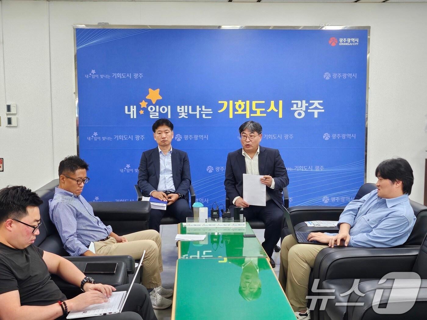 본문 이미지 - 1일 이승규 광주광역시 신활력추진본부장이 기자실에서 복합쇼핑몰 &#39;더현대 광주&#39; 관련 브리핑을 열고 있다. 2025.10.1/뉴스1 ⓒ News1 이수민 기자