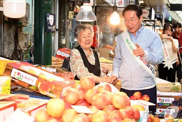 본문 이미지 - 유정복 인천시장이 신포국제시장을 찾아 상인들과 대화를 나누고 있다. (인천시 제공.재판매 및 DB금지)