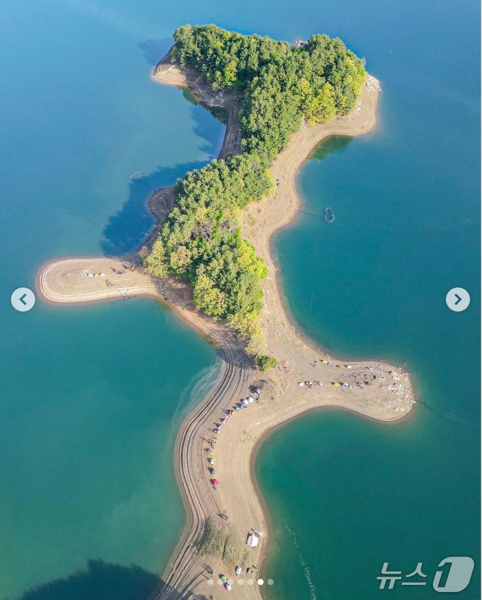 본문 이미지 - 충주호 푸들섬.&#40;인스타그램 아이디 atease 게시글 캡처. 재판매 및 DB금지&#41;/뉴스1